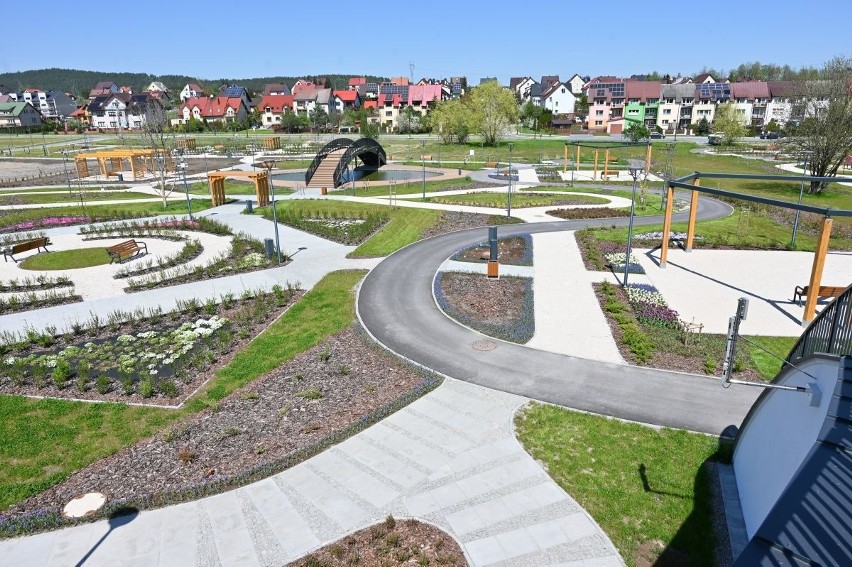 Nowe - park i skatepark w Chęcinach prezentują się znakomicie. Dzieci i młodzież mają gdzie szaleć! Zobaczcie najnowsze zdjęcia