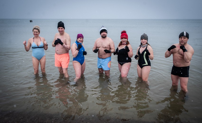 Tak rok 2021 powitano na plaży w Unieściu.