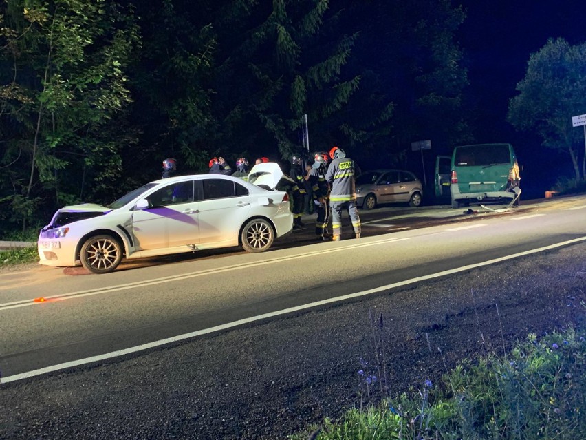 Zakopane. Bus zderzył się z osobówką. Kierowcy lekko ranni [ZDJĘCIA]