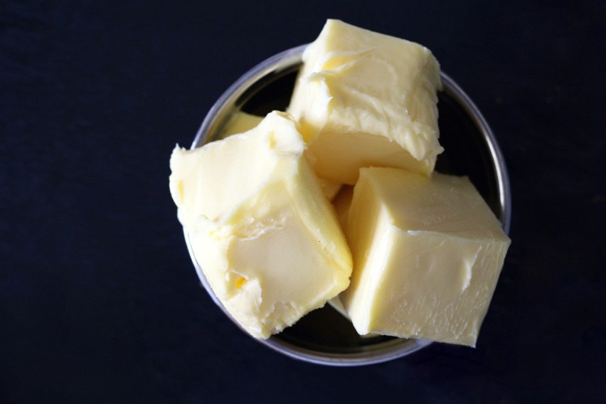 Dobrym sposobem na szybkie zmiękczenie masła jest pokrojenie...