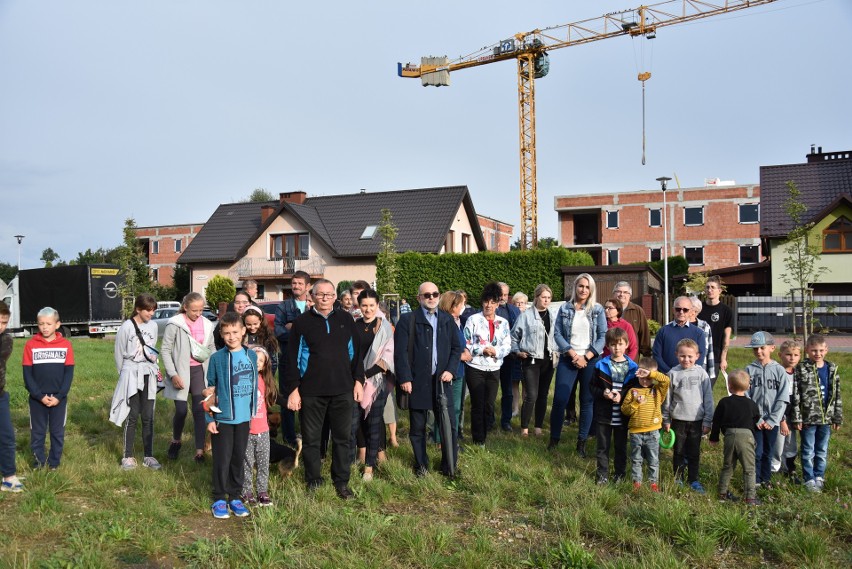 Chrzanów. Mieszkańcy os. Młodości protestują przeciwko planom budowy bloku. TBS na skwerze chce postawić budynek na 40 mieszkań [ZDJĘCIA]