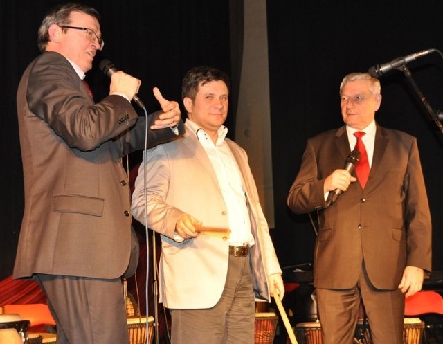 Posłowie jak... trzej tenorzy. Eurodeputowani, od lewej Tadeusz Cymański, Jacek Włosowicz oraz poseł Mirosław Pawlak zaśpiewali razem z publiką &#8222;Hej sokoły&#8221;.