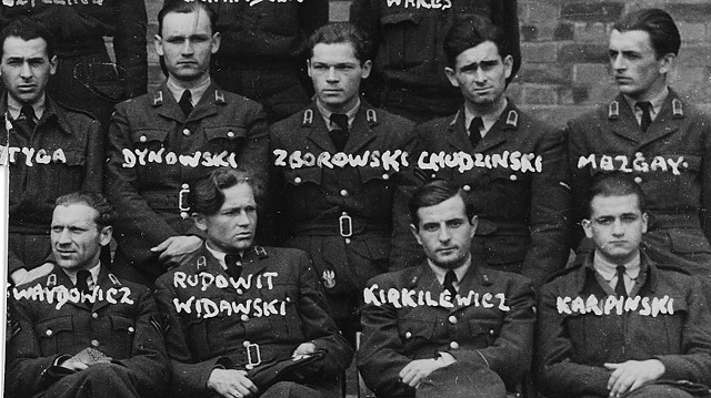 Por. Mikołaj Kirkilewicz wraz z innymi pilotami 300. Dywizjonu Bombowego imieniem „Ziemi Mazowieckiej” stacjonującego w czasie wojny w Faldingwort w Wielkiej Brytanii