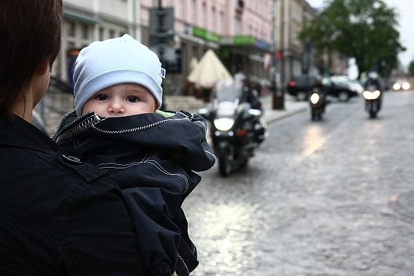 Maciek na rączkach mamy też żegnał motocyklistów