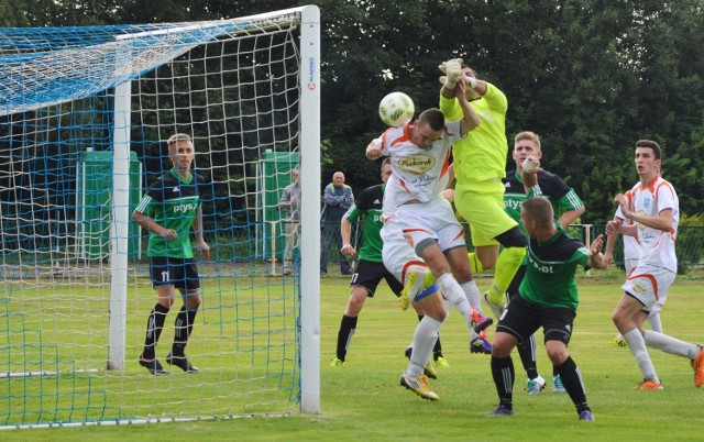 Mariusz Piskorek strzela zwycięską bramkę dla Niwy, która na inaugurację sezonu w V lidze piłkarskiej pokonała u siebie Chełmek 1:0.