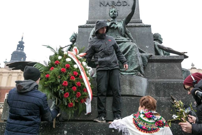 Krakowskie kwiaciarki złożyły kwiaty pod pomnikiem Adama Mickiewicza [ZDJĘCIA, WIDEO]