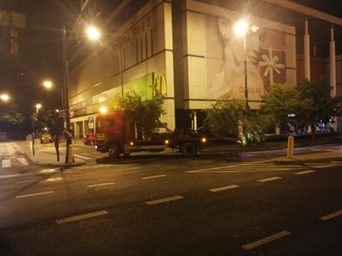 W środku nocy firma zieleniarska zaczęła akcję przesadzania drzew przy ul. Lipowej w Lublinie. Akcję zablokowali mieszkańcy. Zobacz wideo