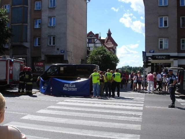 Policjanci apelują zarówno do pieszych jak i kierowców o zachowanie szczególnej ostrożności. Piesi powinni przechodzić przez ulicę tylko w wyznaczonych miejscach i po upewnieniu się, że nie nadjeżdżają żadne samochody. Ostrożność powinni zachować nawet wtedy, gdy są na przejściu i mają zielone światło. Z kolei kierowcy, w pobliżu przejść dla pieszych zawsze powinni zwolnić i zachować szczególną ostrożność.