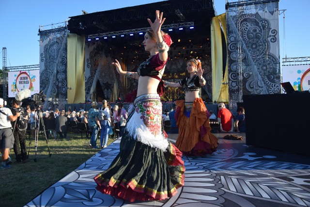 W czwartek 7 czerwca w Gorzowie rozpoczęły się Dni Gorzowa. Tegoroczne święto miasta potrwa cztery dni. Pierwszy z nich należał do festiwalu Romane Dyvesa. Tegoroczna &ndash; już trzydziesta! &ndash; edycja była wyjątkowa. Aż roiło się na niej od gwiazd. Do zabawy zachęcał gorzowian Norbi, kultowe &bdquo;cygańskie&rdquo; pieśni śpiewała Marika. Całość prowadził Rafał Brzozowski. A wśr&oacute;d gości była Ewa Minge, kt&oacute;ra zaprojektowała sukienkę dla jednej z tancerek zespołu Terno.Do tańca porywała też muzyka. Jedna z tegorocznych gwiazd &ndash; Dżambo Agusevi Orchestra &ndash; zaskoczyła widownię, bo wraz z gospodarzami festiwalu, czyli zespołem Terno &ndash; wykonała słynny hit &bdquo;Despacito&rdquo;. W piątek 8 czerwca kolejny dzień święta miasta. O 20.30 na scenie na błoniach nadwarciańskich będzie spektakl muzyczny Teatru im. Osterwy &bdquo;Po prostu miłość&rdquo;.POLECAMY: PROGRAM DNI GORZOWA 2018ZOBACZ KONIECZNIE: JAK GRALI DESPACITO NA FESTIWALU ROMANE DYVESA&lt;script class=&quot;XlinkEmbedScript&quot; data-width=&quot;640&quot; data-height=&quot;360&quot; data-url=&quot;//get.x-link.pl/de858a93-2031-88dd-6e88-4a9f5f8866f6,82262a5c-7cc8-2cef-c683-3ea031b07108,embed.html&quot; type=&quot;application/javascript&quot; src=&quot;//prodxnews1blob.blob.core.windows.net/cdn/js/xlink-i.js?v1&quot;&gt;&lt;/script&gt;&lt;center&gt;&lt;div class=&quot;fb-like-box&quot; data-href=&quot;https://www.facebook.com/gazlub/?fref=ts&quot; data-width=&quot;600&quot; data-show-faces=&quot;true&quot; data-stream=&quot;false&quot; data-header=&quot;true&quot;&gt;&lt;/div&gt;&lt;/center&gt;