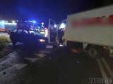 Wypadek w Opolu. Na skrzyżowaniu ulic Teligi i Strzeleckiej osobowy volkswagen zderzył się z dostawczym mercedesem. Jedna osoba jest ranna