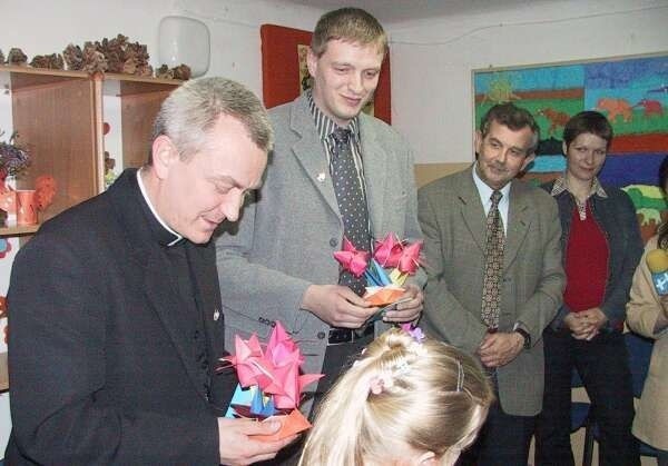 Na zdjęciu od lewej: Ksiądz Andrzej Tuszyński oraz Tomasz Barański otrzymali medale &quot;Przyjaciel Dzieci&quot;.