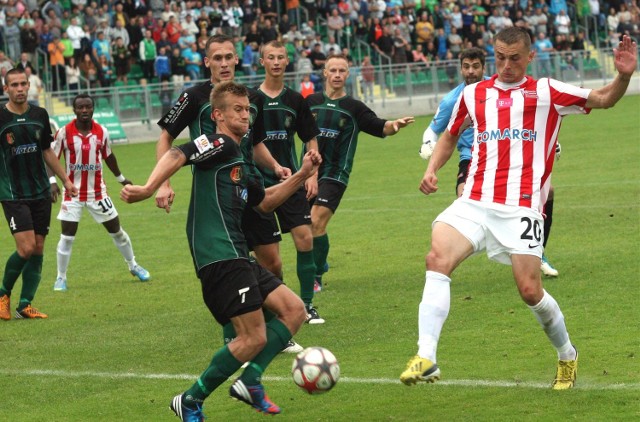 Mateusz Kantor (z piłką) zdobył gola dla Stali Stalowa Wola w pucharowym spotkaniu z rywalami z Krakowa.