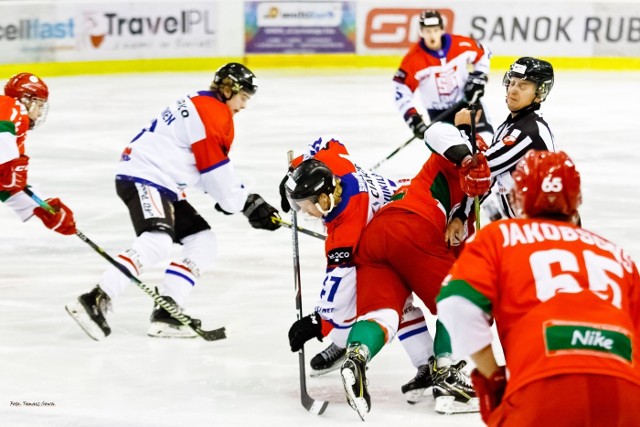 Ciarko STS Sanok pokonał Zagłębie Sosnowiec 6:2. Bramki dla sanoczan zdobyli Elo 9 (asysty: Sihvonen, Biłas), Wilusz 18-w przewadze (Olearczyk, Strzyżowski), Witan 20 (Biłas), Viikila 38 (Elo, Sihvonen), Viikila 50-w przewadze (Sihvonen, Bukowski), Elo 52-w podwójnej przewadze (Viikila, Sihvonen).