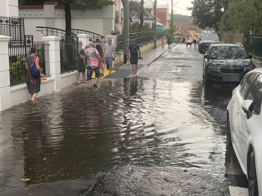 Ulica Plażowa w Międzyzdrojach jest regularnie zalewana. To przez zapchane studzienki? Zobaczcie, jak wygląda zalana ulica w Międzyzdrojach