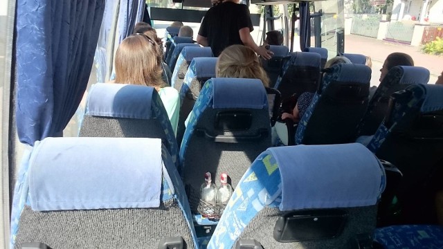 Libacja w rejsowym autobusie. Dyskrecją panowie nie grzeszyli.