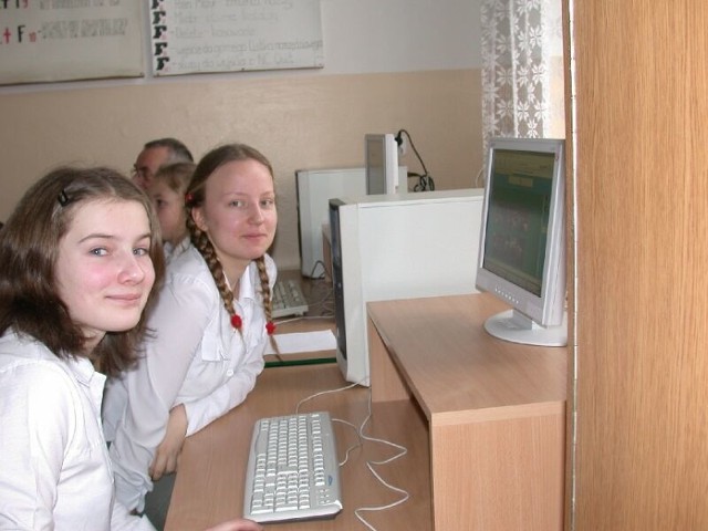 - Karolina Bogucka i Magda Zima najbardziej lubią czatować w internecie, ale doskonale wiedzą, że najważniejsza jest znajomość programów.