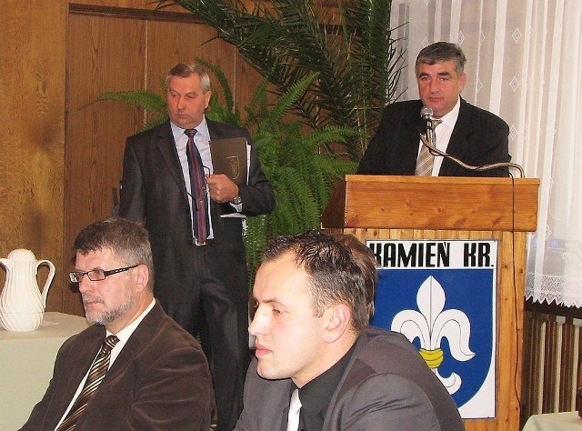 O tym, że szkoła w Płociczu musi być zlikwidowana, przekonywał Władysław Dobber (stoi z lewej). Obok burmistrz Wojciech Głomski. Siedzą od lewej siedzą radni Aleksander Atamański i Jacek Kucharski