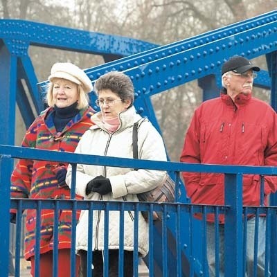 - Żagańskie mosty zasługują na to, żeby mieć swoje imiona - podkreślają Grażyna i Marcin Korotyńscy oraz Wiktoria Sawicka, spacerując po bezimiennym moście na ul. Żelaznej
