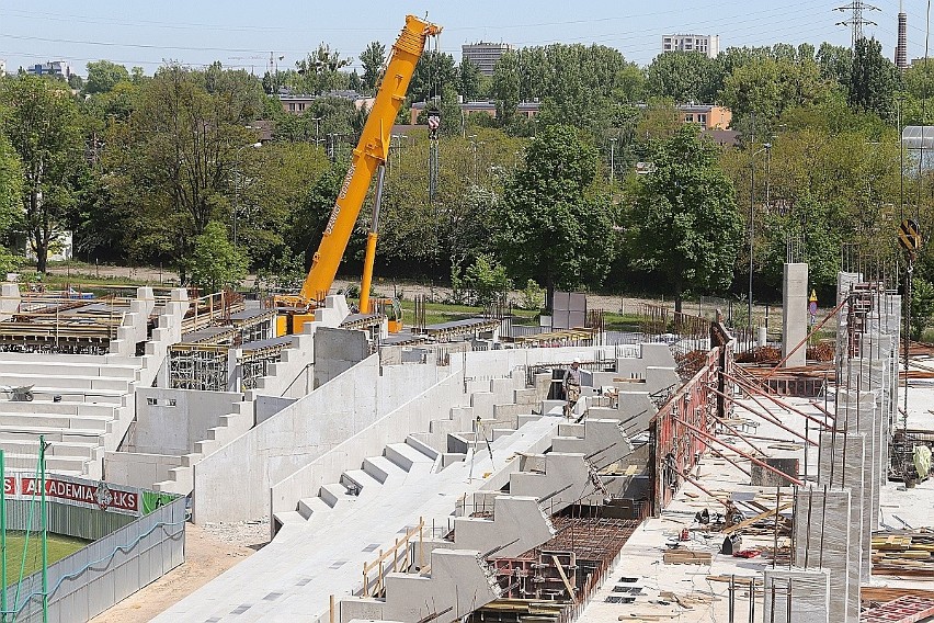 Wielkie dźwigi na budowie stadionu ŁKS. Trybuny pną się w górę [GALERIA ZDJĘĆ]