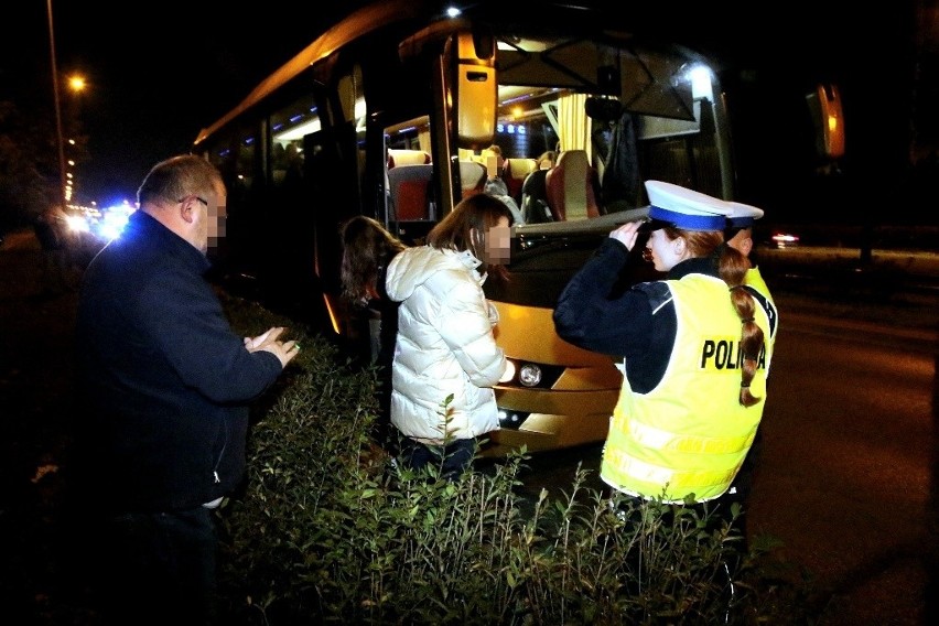 Wypadek autokaru i dwóch samochodów osobowych na ul....