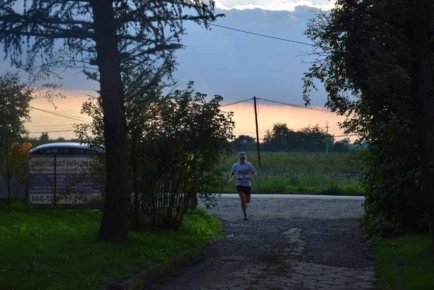 Biegli w pobiednickim półmaratonie, żeby pomóc zarobić na leczenie dla chorych osób [ZDJĘCIA]