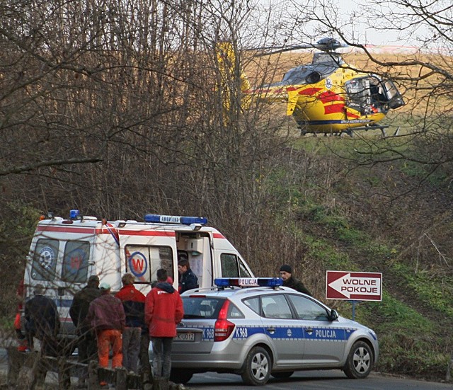 Ranny mężczyzna został zabrany śmigłowcem LPR do szpitala.