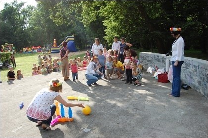 Zabawy i konkursy dla najmłodszych podczas festynu "Noc Świętojańska" w Służewie
