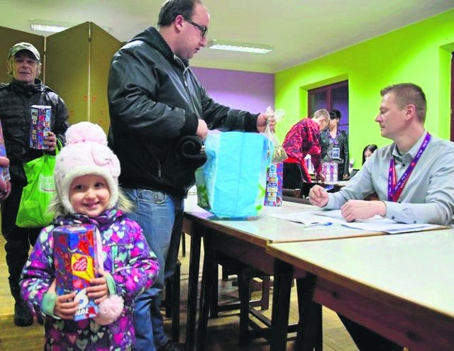  Najmłodsza wolontariuszka skarżyskiego sztabu WOŚP, czteroletnia Tosia Brodalka przyniosła puszkę pełną pieniędzy.
