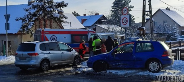 Zderzenie dwóch samochodów w Opolu. Jedna osoba jest poszkodowana.