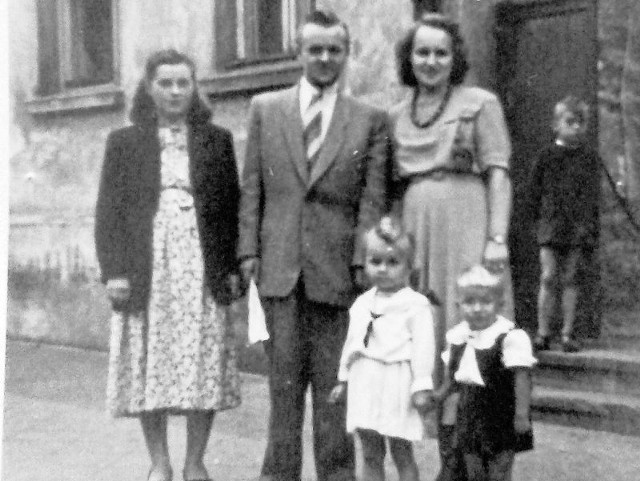 Rodzinne zdjęcie państwa Michalskich na zielonogórskiej ulicy.