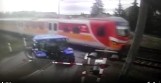 Ciągnik utknął na przejeździe kolejowym w Skroniowie. Od tragedii kierowcę dzieliły centymetry... [ZDJĘCIA, WIDEO]