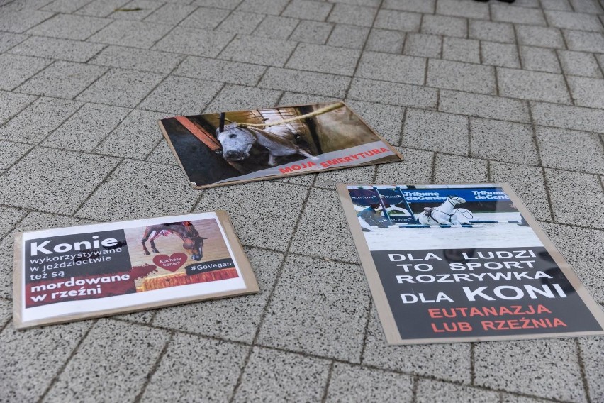 Protest pod Tauron Areną w czasie Cavaliady.