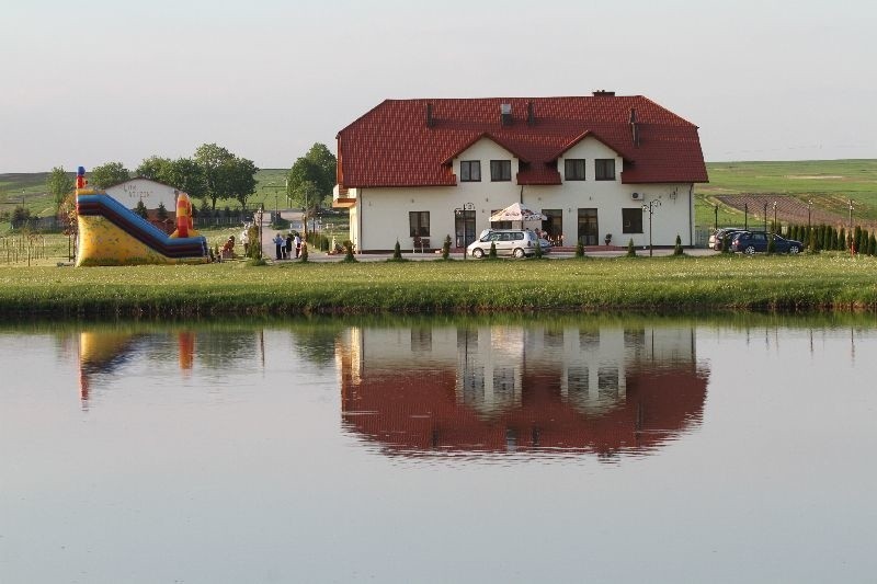 Zakątek położony jest w ładnej okolicy, nad stawem i rzeką.