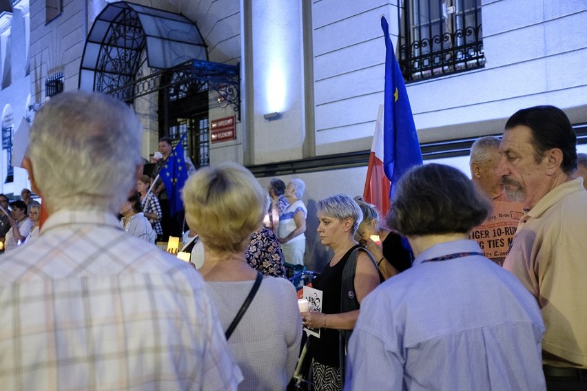 Tarnów. Protest pod budynkiem sądu [ZDJĘCIA]   