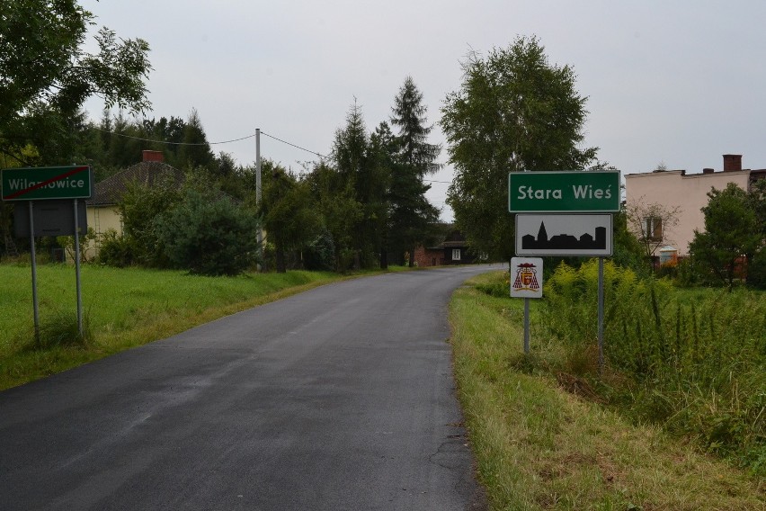 Wypadek w Wilamowicach: Znicze w miejscu śmierci 18-letniej Klaudyny. A gdzie sprawca?