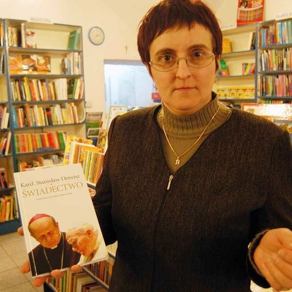 Beata Lubas, kierownik księgarni "Dom Książki&#8221;: - "Świadectwa&#8221; mieliśmy tylko przez kilka minut. Następna dostawa w piątek lub poniedziałek. 
