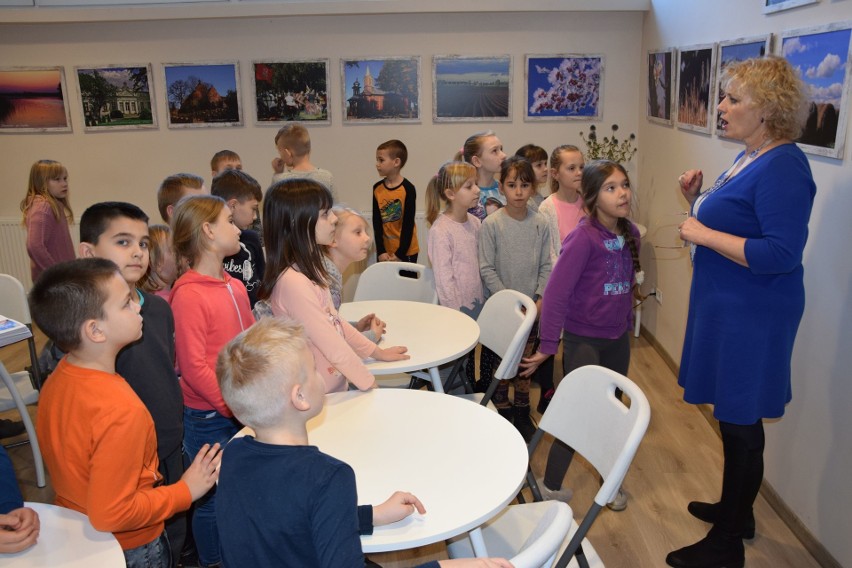 W radziejowskiej bibliotece między półkami z książkami są czytelnicze spotkania i teatralne widowiska