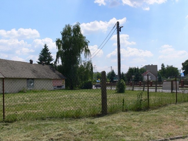 O budowę marketu Lidl na skrzyżowaniu ulicy Mickiewicza z Ożarowską w Sandomierzu stara się prywatny inwestor. Budowa marketu podzieliła mieszkańc&oacute;w na dwie grupy. Na tych, kt&oacute;rzy popierają budowę marketu i tych, kt&oacute;rzy protestują przeciwko tym planom.