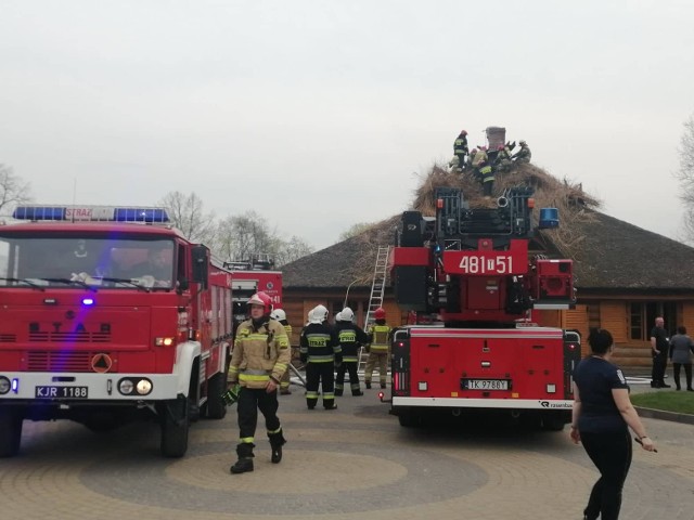 Akcja strażaków na drewnianym budynku przy hotelu Paradiso. Więcej na kolejnych zdjęciach.