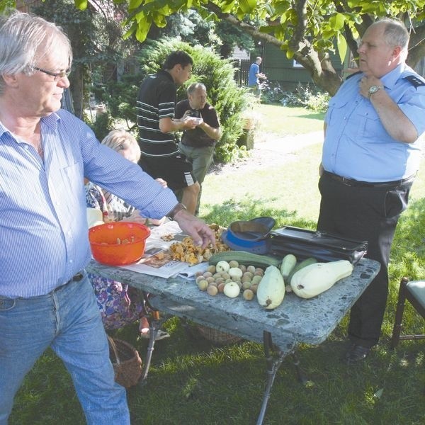 Na pierwszym planie reżyser Jacek Bromski daje ostatnie uwagi filmowemu komendantowi w którego wciela się Andrzej Beya-Zaborski