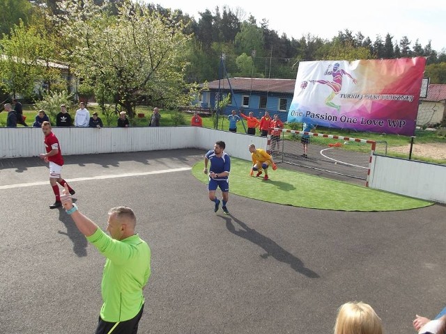 Turniej piłki nożnej ulicznej organizowany przez stowarzyszenie z Lubicza Dolnego.