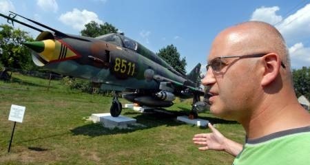 - Najnowszym nabytkiem muzeum jest myśliwiec Su-22 - pokazuje Jarosław Sobociński, kierownik działu lotnictwa, który był naszym przewodnikiem
