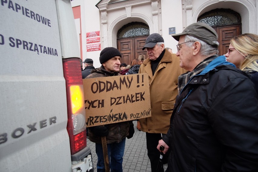 W piątek działkowcy protestowali przed Urzędem Miasta w...