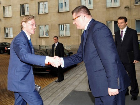 Tragicznie zmarły Sławomir Skrzypek (z prawej) podczas spotkania z prezesem Banku Światowego Robertem Zoellickiem 18 maja 2009 r. nbp.pl