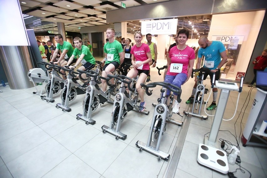 Sky Tower Run we Wrocławiu. Wbiegli po schodach na 49. piętro [ZDJĘCIA]