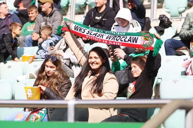 ŚLĄSK WROCŁAW - WISŁA KRAKÓW 1:1 (Ekstraklasa 18.04.2022). Ponad 7 tys. kibiców oglądało w świąteczny poniedziałek mecz Śląska z Wisłą Kraków. Na Tarczyński Arena zabrakło fanów Białej Gwiazdy. Ci, którzy przyszli na trybuny, musieli być zadowoleni zwłaszcza z pierwszej połowy. Byłeś na meczu? ZNAJDŹ SIĘ NA ZDJĘCIACH!WAŻNE! Do kolejnych zdjęć przejdziesz za pomocą gestów na telefonie lub strzałek obok.