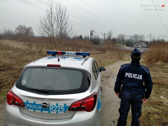 92-letnia kobieta została znaleziona przez dąbrowskich policjantów w krzakach, blisko torowiska kolejowego w Ząbkowicach