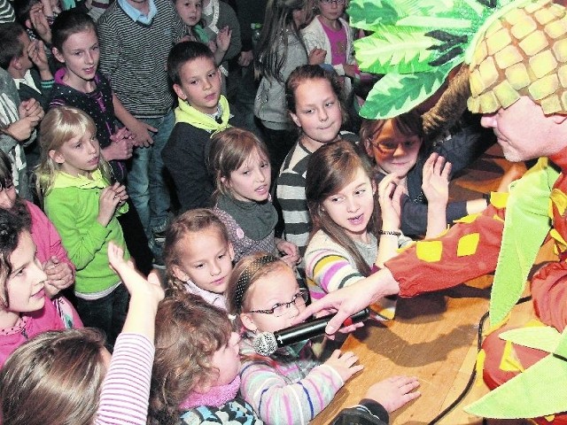 Setki dzieciaków ze szkół i przedszkoli z regionu świętokrzyskiego bawiły się we wtorek z bajkowymi Fruktakami.