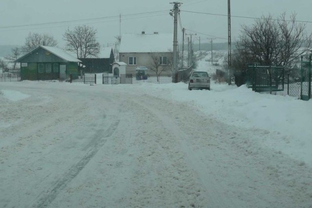 Tak wyglądała we wtorkowe południe droga powiatowa w miejscowości Czostków, w gminie Krasocin. Wyglądało, jakby żaden pług nie jechał tędy od rana. Dzień po sesji droga była już odśnieżona jak się patrzy.