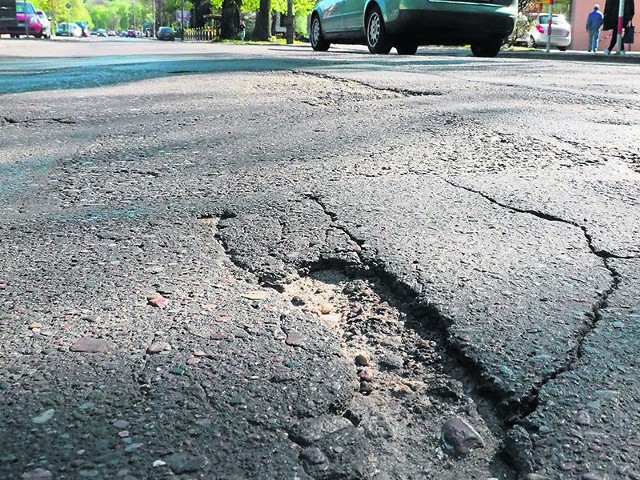 Miejsca parkingowe i ścieżki rowerowe po obu stronach ulicy oraz skrzyżowania o ruchu okrężnym - to główne założenia przebudowy